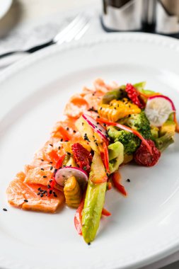 Buharda pişmiş sebzeli diyet somon, Buharda pişmiş somon ve sebze, Paleo, keto, fodmap, çizgi diyeti. Balıklı Akdeniz diyeti. Sağlıklı konsept, glütensiz, lektinsiz