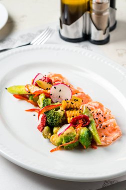 Buharda pişmiş sebzeli diyet somon, Buharda pişmiş somon ve sebze, Paleo, keto, fodmap, çizgi diyeti. Balıklı Akdeniz diyeti. Sağlıklı konsept, glütensiz, lektinsiz