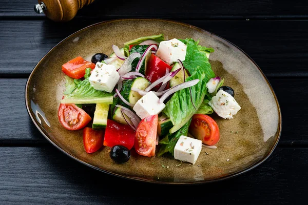 传统的希腊沙拉 有奶酪 橄榄和蔬菜在盘子里 希腊沙拉 盘子里有意大利奶酪 橄榄和蔬菜 — 图库照片