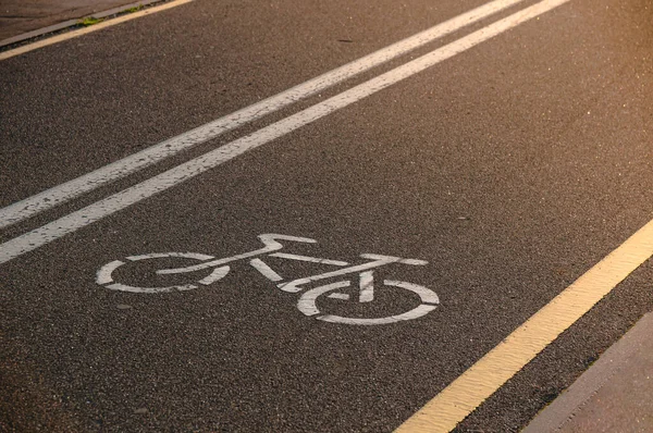 Πινακίδα Του Ποδηλατικού Μονοπατιού Σχέδιο Ποδηλάτου Λευκή Μπογιά Στην Άσφαλτο — Φωτογραφία Αρχείου