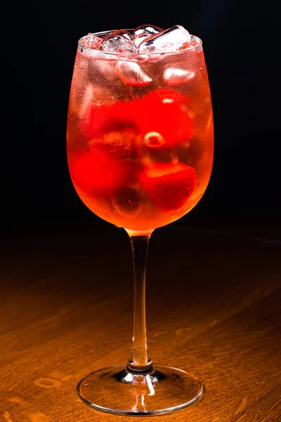 Kall Cocktail Aperol Med Jordgubbar Aperol Cocktail Med Jordgubbar Transparent — Stockfoto