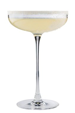 Beyaz arka planda izole edilmiş klasik margarita kokteyli, Daiquiry kokteyl kopya alanı.