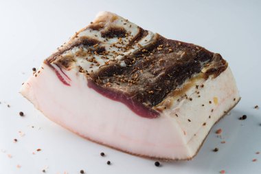 Etli ve baharatlı çiğ pastırma, baharatlı ve otlu çiğ domuz eti. Büyük miktarda tuzlanmış pastırma.