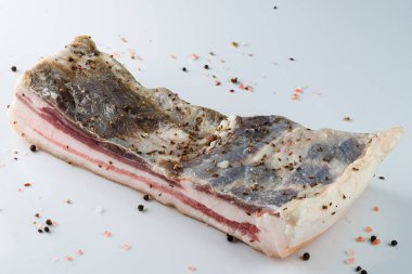 Etli ve baharatlı çiğ pastırma, baharatlı ve otlu çiğ domuz eti. Büyük miktarda tuzlanmış pastırma.