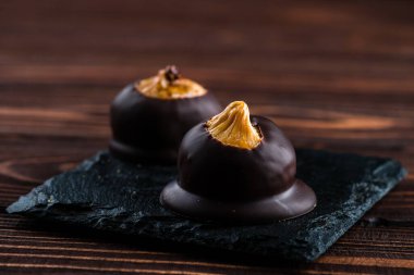Lüks çikolatalı, kurutulmuş incirli, çikolatalı doğal tatlılar.