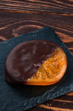 Kurutulmuş portakallı ve çikolatalı. Çikolatada şekerli portakal çocuklar ve yetişkinler için favori bir Noel ziyafetidir. Çikolataya batırılmış portakal şekeri.