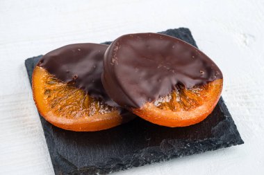 Kurutulmuş portakallı ve çikolatalı. Çikolatada şekerli portakal çocuklar ve yetişkinler için favori bir Noel ziyafetidir. Çikolataya batırılmış portakal şekeri.