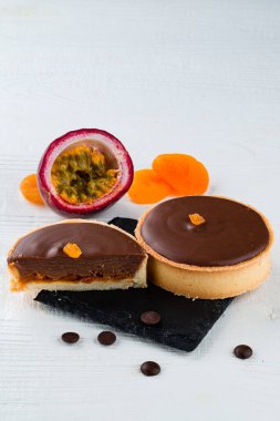 Koyu çikolatalı ev yapımı tart, tutkulu meyveli çikolatalı tart, Fransız tatlı ganache çikolatalı tart.