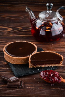 Fransız usulü çikolatalı tart, ahududu reçelli, tereyağlı tart, fırında tart, çilekli çikolatalı tart.
