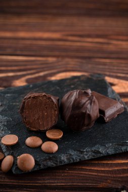 Yuvarlak çikolatalı şeker. Tatlıyı yakından kes.