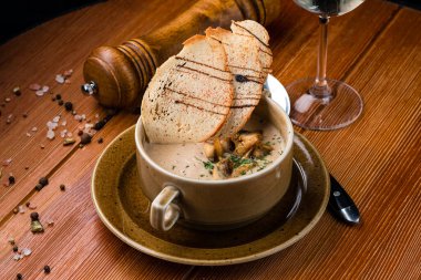 Mantar kremalı çorba, bir kase mantar kremalı çorba....