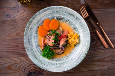 Soğan halkalı somon ceviche. Sarımsaklı Şili somon ceviche.