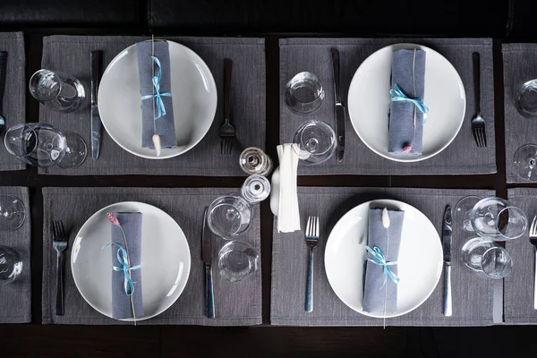 餐厅里摆了一张漂亮的桌子 桌子上有空盘子和玻璃杯 宴会餐桌 宴会前的饮食服务准备 — 图库照片