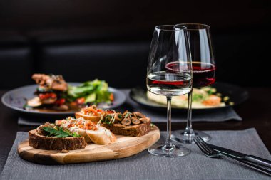 Parma, somon ve ton balıklı bruschetta seti, siyah menüde ton balığı ve otlu somonlu bruschetta.