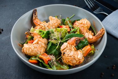 Taze yeşil roka yapraklı karides salatası ve avokado, radicchio. Sağlıklı yemek kasesi salatası.