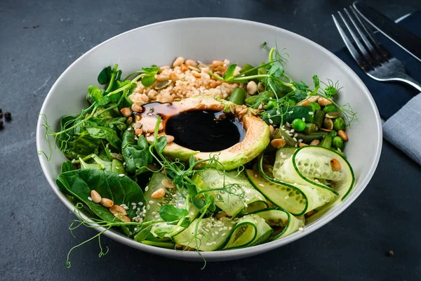 Saláta Egészséges Vegetáriánus Saláta Quinoával Vajdiótökkel Avokádóval — Stock Fotó