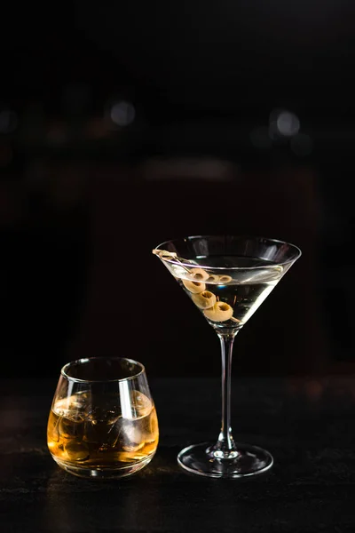 Due Cocktail Uomo Una Donna Sul Bancone Del Bar Due — Foto Stock