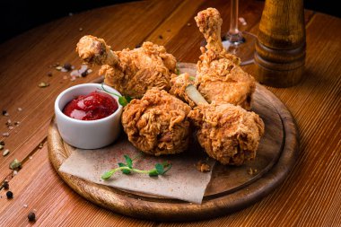 Tavuk budu, kızarmış tavuk budu ve maydanoz.