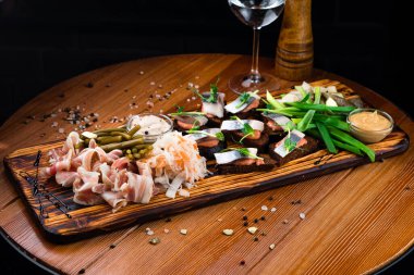 Ringa aperatifi, marine edilmiş ringa fileto sağlıklı yiyecekler.