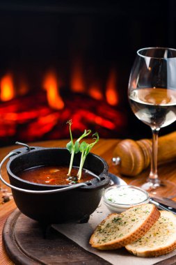 Pancar çorbası ve kızarmış ekmek. Ekşi kremalı ve kızarmış ekmekli kırmızı borş çorbası. Pancar köklü et çorbası. Kırmızı et çorbası.