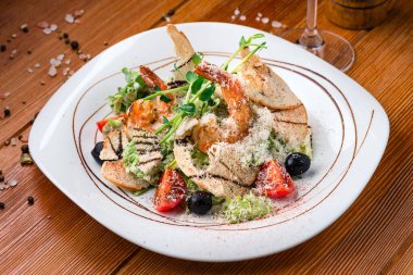 Sebzeli taze salata, karides ve peynir. Karides salatası ketojenik düşük karbonhidrat düşük kalori sağlıklı yiyecek. Deniz ürünleri ve taze sebzeli sağlıklı salata tabağı.