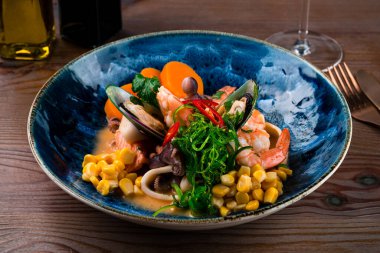 Deniz ürünleri ceviche somon, kalamar, ahtapot, karides ve midye.