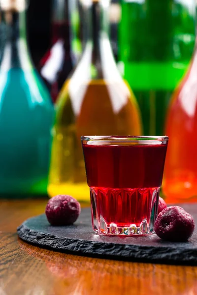 Třešňová Tinktura Sklenici Domácí Infuze Vodky Likér Červené Třešně Berry — Stock fotografie