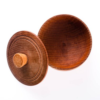 Beyaz arkaplanda izole edilmiş tuz ve baharatlar için boş ahşap yuvarlak kutu