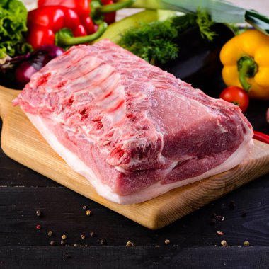 Çiğ domuz kaburgası, baharatlı, kırmızı biberli, sarımsaklı karanfilli, arka planda defne yapraklı...