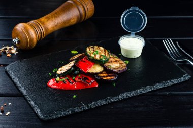 Izgara sebzeler, arka planda ızgara sebzeler. Kabak, dolma biber, domates ve patlıcan.