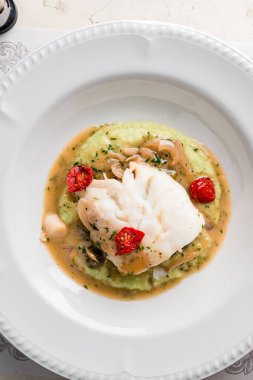 Buğulanmış beyaz balık filetosu, Barramundi ya da pangasius balığı ve sebzeli biftek.