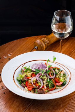 Taze sebzeli salata ve sığır eti haşlanmış dana eti, sebze ve soğanlı Alman salatası.