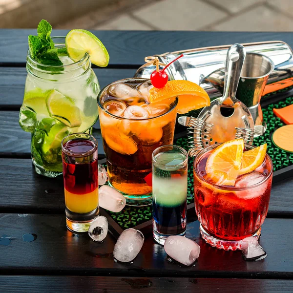 Klassiska Cocktails Baren Set Med Cocktails Bardisken Restaurang Pub Insamling — Stockfoto