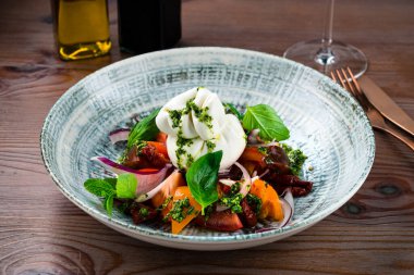 domatesli burata ve pesto sosu, burrata Buffalo peyniri taze domates ve tabakta pesto sosuyla servis edilir. Vejetaryen İtalyan yemeği.