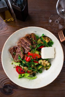 Izgara sebzeli biftek salatası, ızgara biftek. Sağlıklı beslenme kavramı