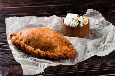 Gorgonzola peynirli ev yapımı kekler, bir dilim puf böreği ve mavi peynirli dorblu börek.