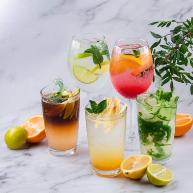 Yaz kokteylleri ve detoks içecekleri koleksiyonu, farklı tazeleyici kokteyller seti. Kırmızı portakal, limon ve limonlu yaz limonataları. Sağlıklı içecek, diyet konsepti