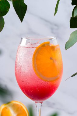 Şerbetli ve naneli soğuk tropikal limonata, karışık alkollü kokteyl şurubu.