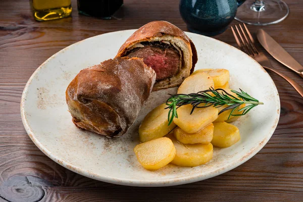 Perfekte Hausgemachte Saftige Rindfleisch Wellington Filet Auf Holztisch Volle Rindfleisch — Stockfoto