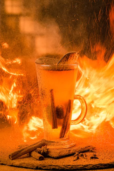 Köstliches Heißes Wintergetränk Glasbecher Alkoholischer Heißer Apfelwein Mit Zimt Anis — Stockfoto