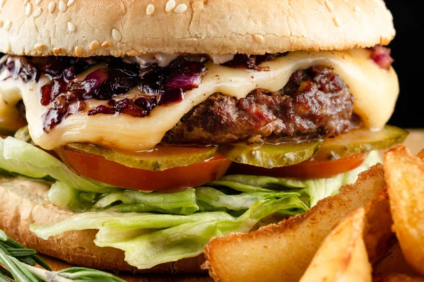 Çizburgeri kapat, siyah arkaplan ve seçici odaklı çizburger makrosu.