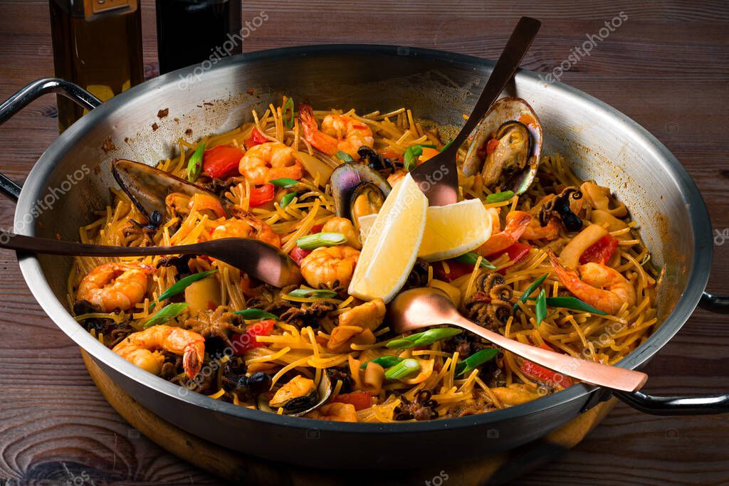 Fideua plato español de mariscos. Cocina española de Valencia. Cena de pasta marinera, paella de