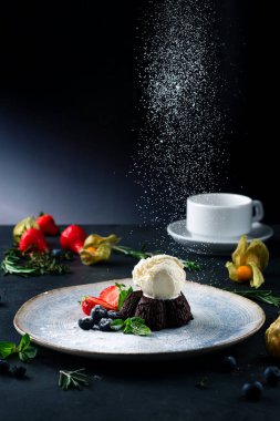 Dondurmalı sıcak çikolata, vanilyalı dondurmalı sıcak çikolatalı puding.