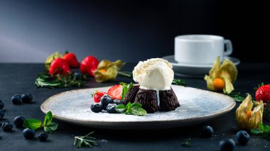 Dondurmalı sıcak çikolata, vanilyalı dondurmalı sıcak çikolatalı puding.