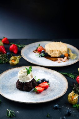 Dondurmalı sıcak çikolata, vanilyalı dondurmalı sıcak çikolatalı puding.