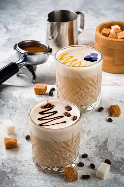 Dua Kopi Latte Menutup Kopi Latte Macchiato Dengan Krim Dalam — Stok Foto