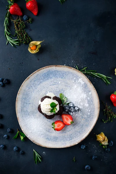 Dondurmalı sıcak çikolata, vanilyalı dondurmalı sıcak çikolatalı puding.