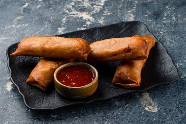 Kızarmış Çin böreği, Asya yemeği sebzeli kızarmış börek. Kızarmış börek ve sebze. Kızarmış Çin Geleneksel Bahar Yemeği