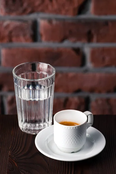 Klasyczne Włoskie Espresso Serwowane Szklanką Wody Filiżanką Espresso Macchiato Klasyczne — Zdjęcie stockowe