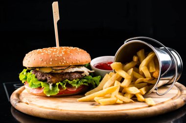 Patates ve soslu hamburger seti patates kızartması ve ketçap soslu hamburger seti. Büyük hamburger ve patates kızartması. Fast food seti Restoran burger menüsü